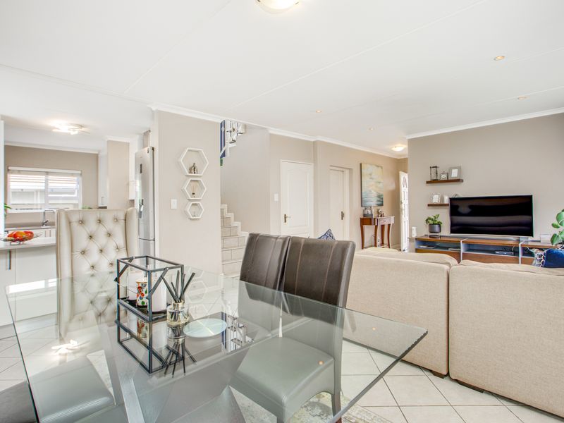 Exquisite 3-Bedroom Townhouse in the Heart of Bryanston East - Photo 10