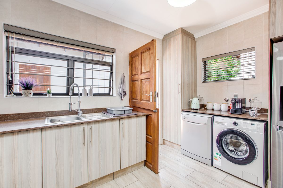 Exquisite Bryanston East Townhouse Offering Modern Elegance Throughout - Photo 4