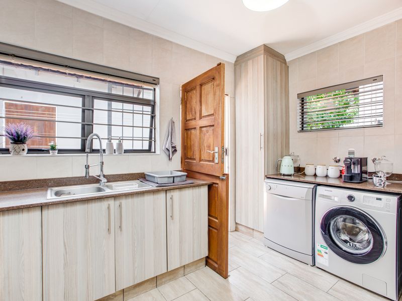 Exquisite Bryanston East Townhouse Offering Modern Elegance Throughout - Photo 4