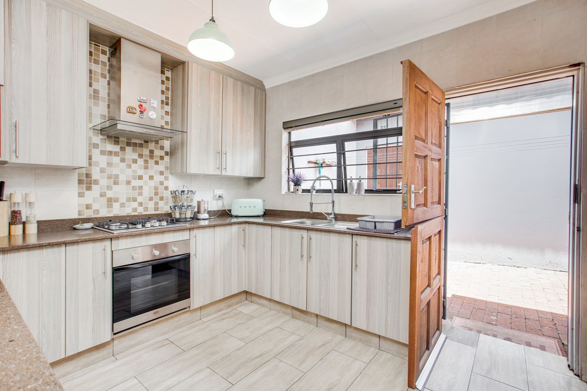 Exquisite Bryanston East Townhouse Offering Modern Elegance Throughout - Photo 3