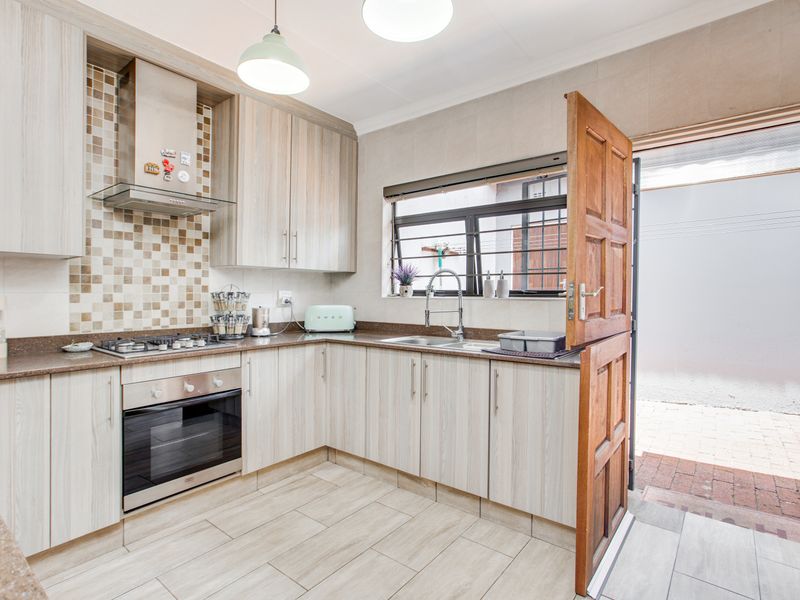 Exquisite Bryanston East Townhouse Offering Modern Elegance Throughout - Photo 3