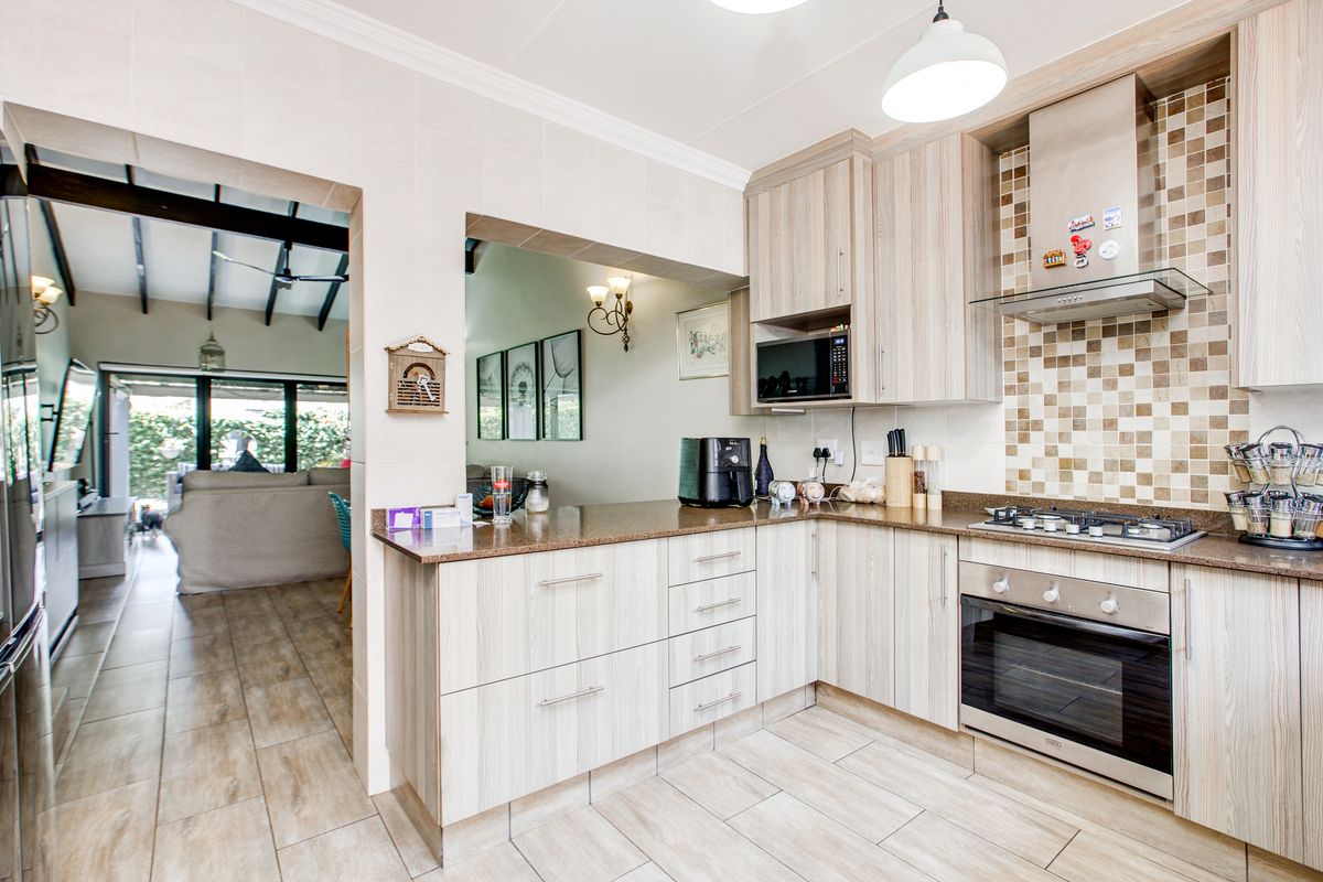 Exquisite Bryanston East Townhouse Offering Modern Elegance Throughout - Photo 2