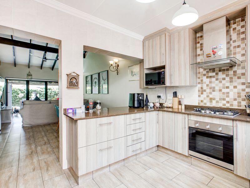 Exquisite Bryanston East Townhouse Offering Modern Elegance Throughout - Photo 2