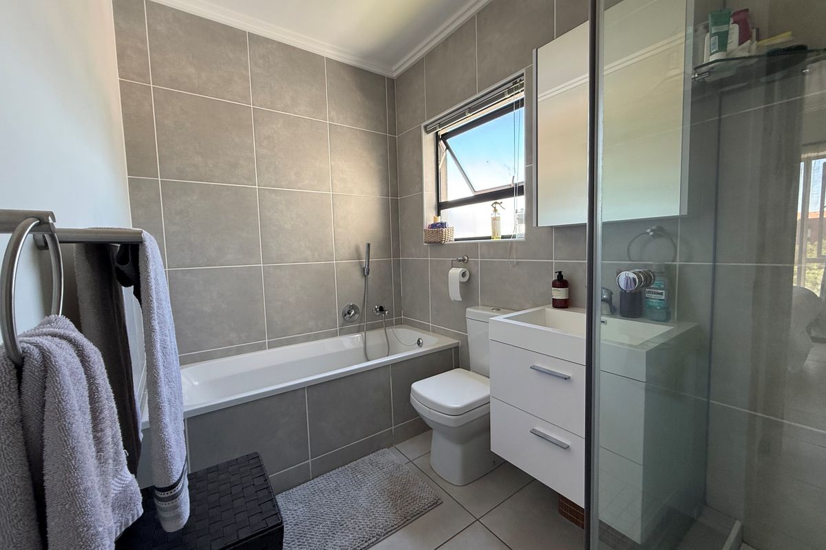 One Bedroom Second Floor Modern Apartment - Photo 5