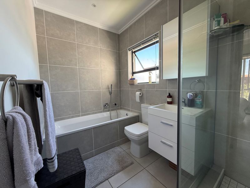 One Bedroom Second Floor Modern Apartment - Photo 5