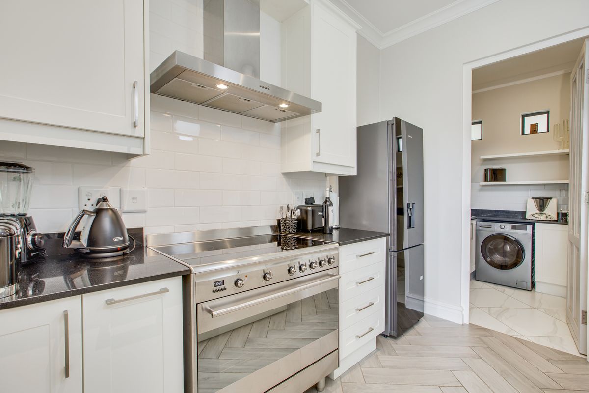 Where Elegance Meets Convenience – Your Bryanston Apartment Awaits - Photo 4