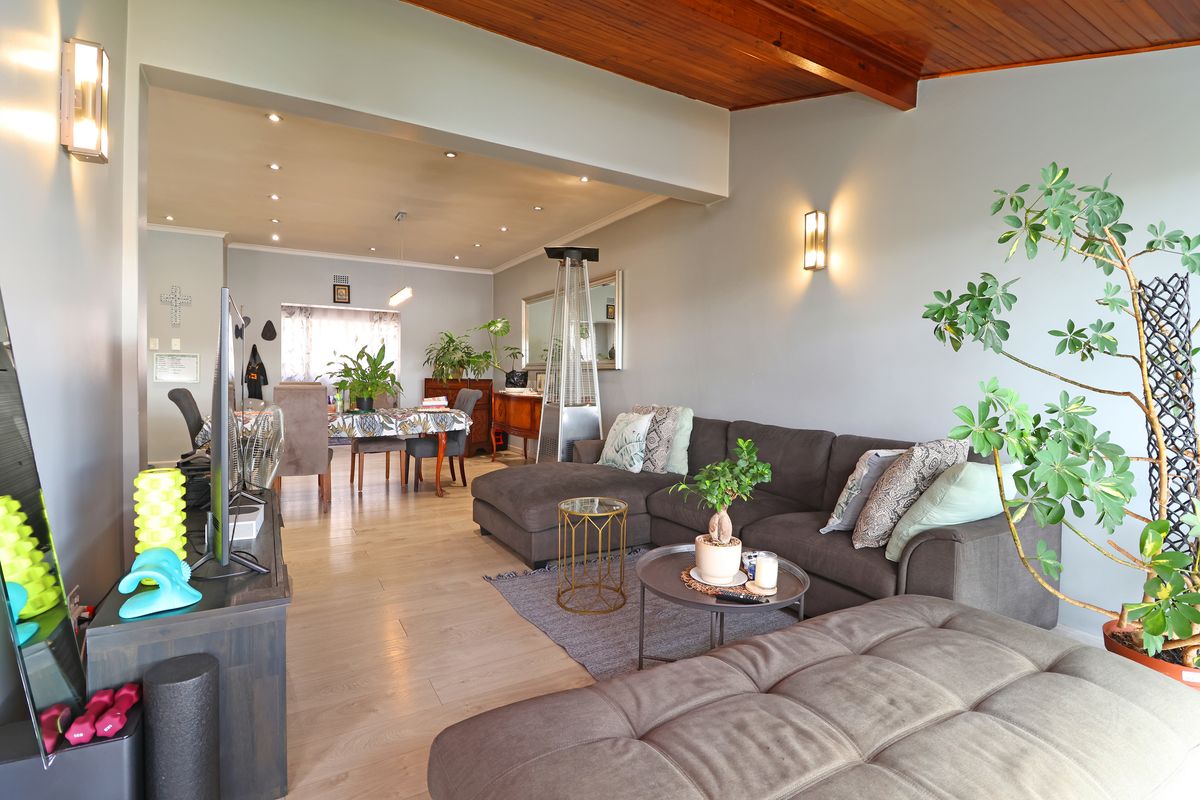 3 Bedroom Apartment for Sale in St Andrews - Photo 4