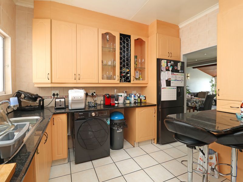 3 Bedroom Apartment for Sale in St Andrews - Photo 6