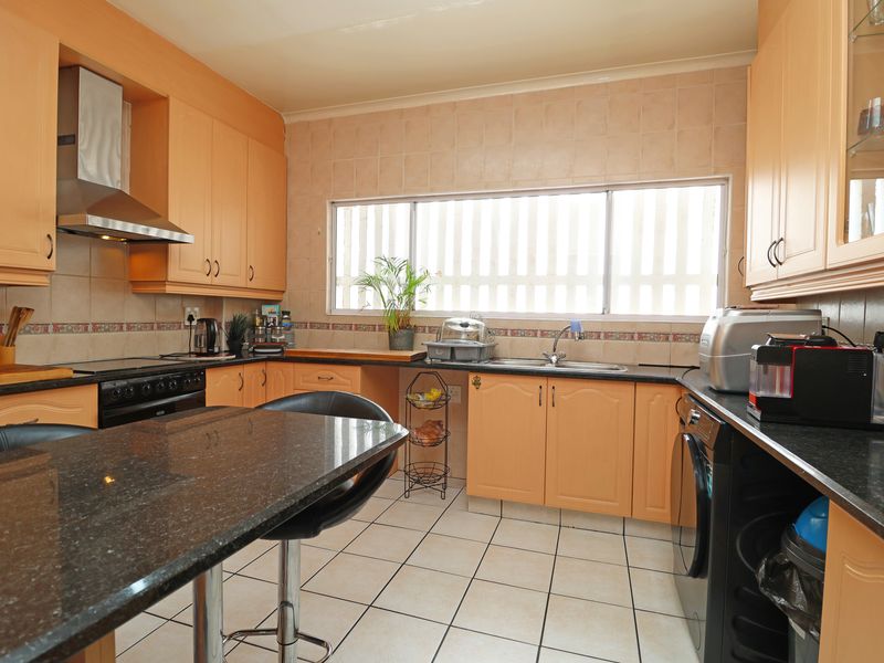 3 Bedroom Apartment for Sale in St Andrews - Photo 8