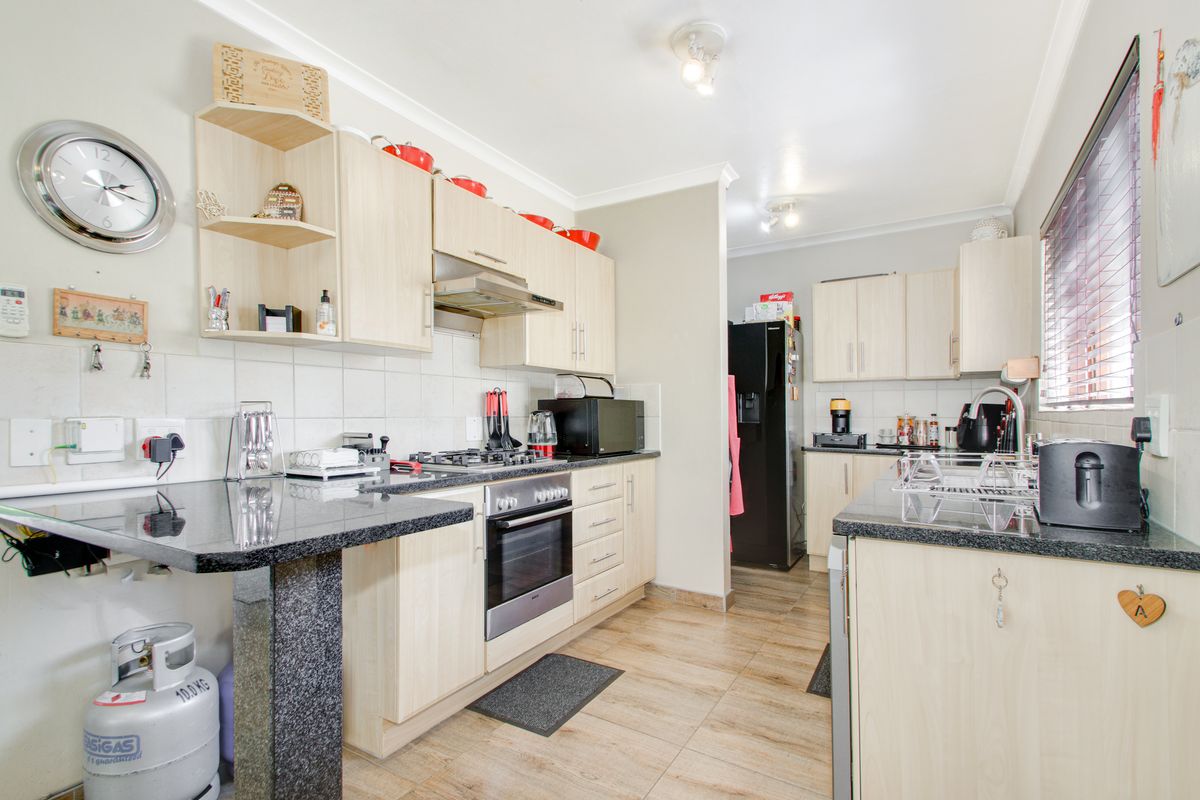Beautiful 3 Bedroom Cluster - Photo 3