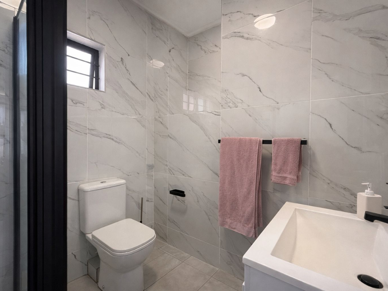 One Bedroom Modern Apartment - Photo 6