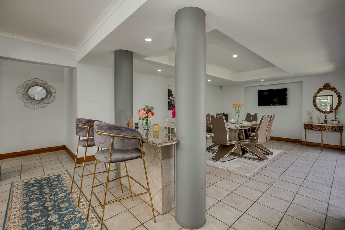 Magnificent Bryanston Family Home in Exclusive Boomed Enclosure - Photo 4