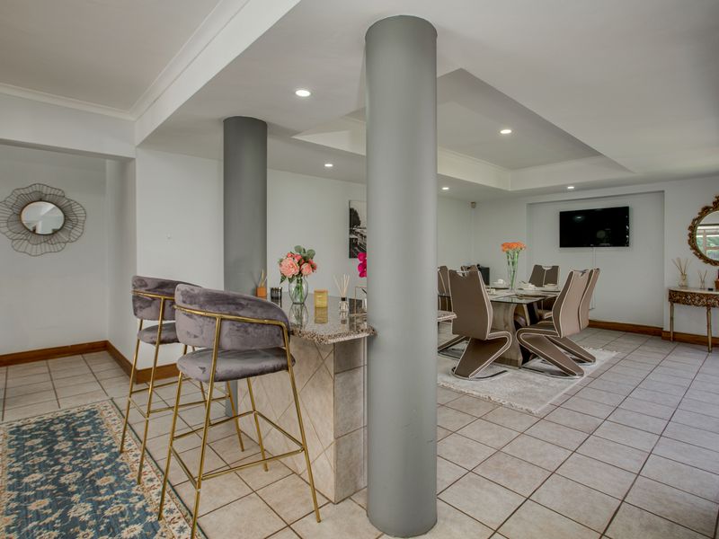 Magnificent Bryanston Family Home in Exclusive Boomed Enclosure - Photo 4