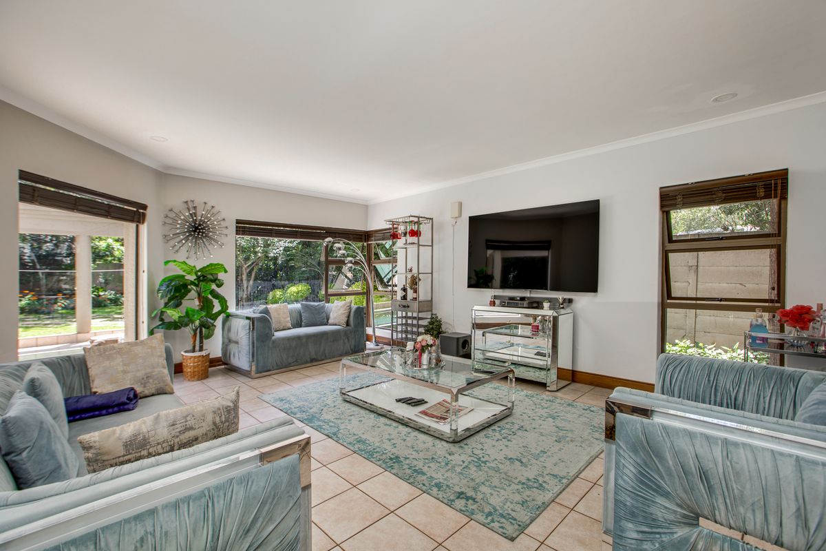 Magnificent Bryanston Family Home in Exclusive Boomed Enclosure - Photo 5