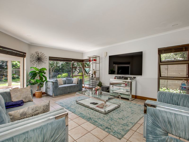 Magnificent Bryanston Family Home in Exclusive Boomed Enclosure - Photo 5