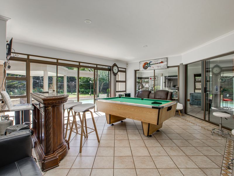 Magnificent Bryanston Family Home in Exclusive Boomed Enclosure - Photo 10