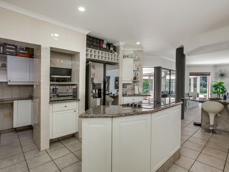 Magnificent Bryanston Family Home in Exclusive Boomed Enclosure - Photo 9