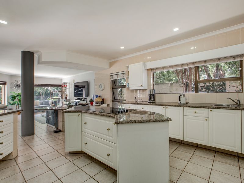 Magnificent Bryanston Family Home in Exclusive Boomed Enclosure - Photo 8