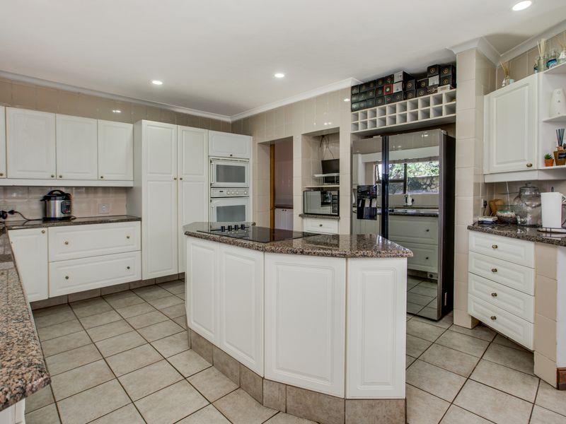 Magnificent Bryanston Family Home in Exclusive Boomed Enclosure - Photo 7