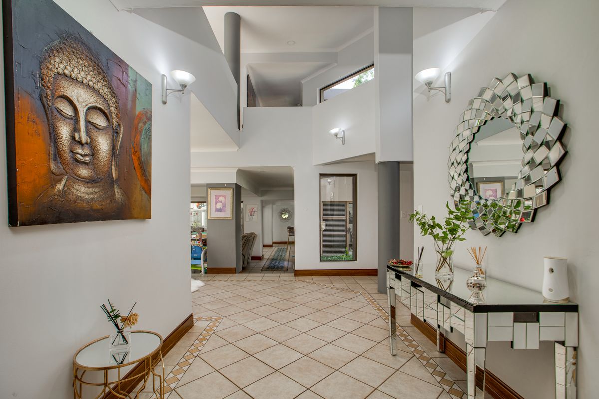 Magnificent Bryanston Family Home in Exclusive Boomed Enclosure - Photo 2