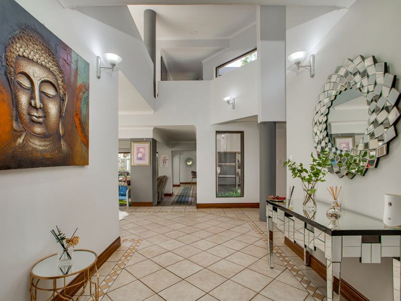 Magnificent Bryanston Family Home in Exclusive Boomed Enclosure - Photo 2