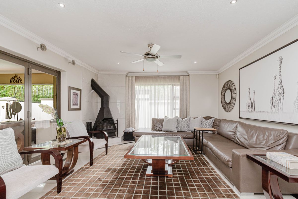Spacious 4 Bedroom Bryanston Family Home - Photo 2