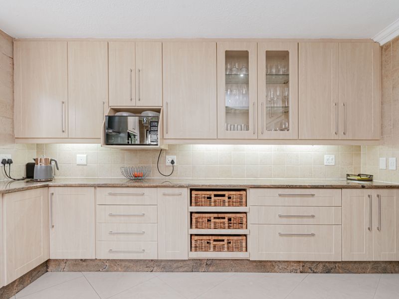 Spacious 4 Bedroom Bryanston Family Home - Photo 9