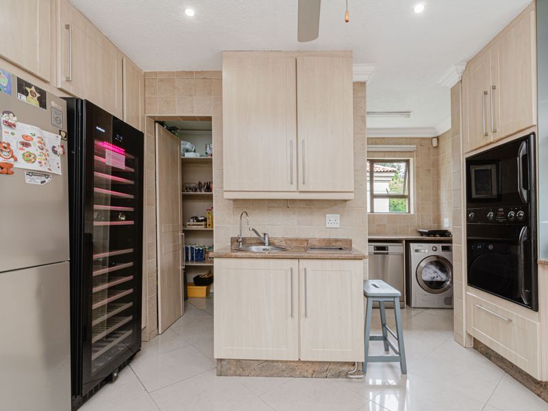 Spacious 4 Bedroom Bryanston Family Home - Photo 10