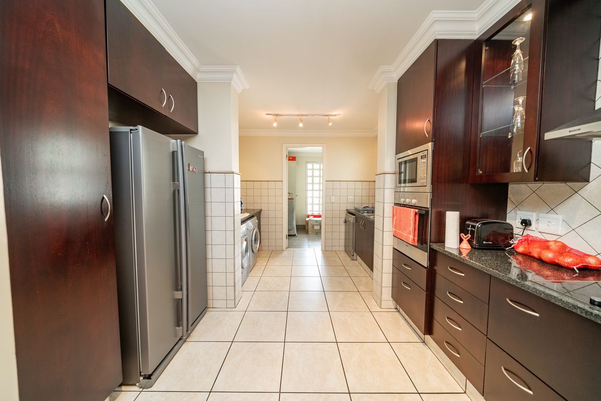 2 BED FURNISHED APARTMENT FOR SALE IN BEDFORDVIEW - Photo 4