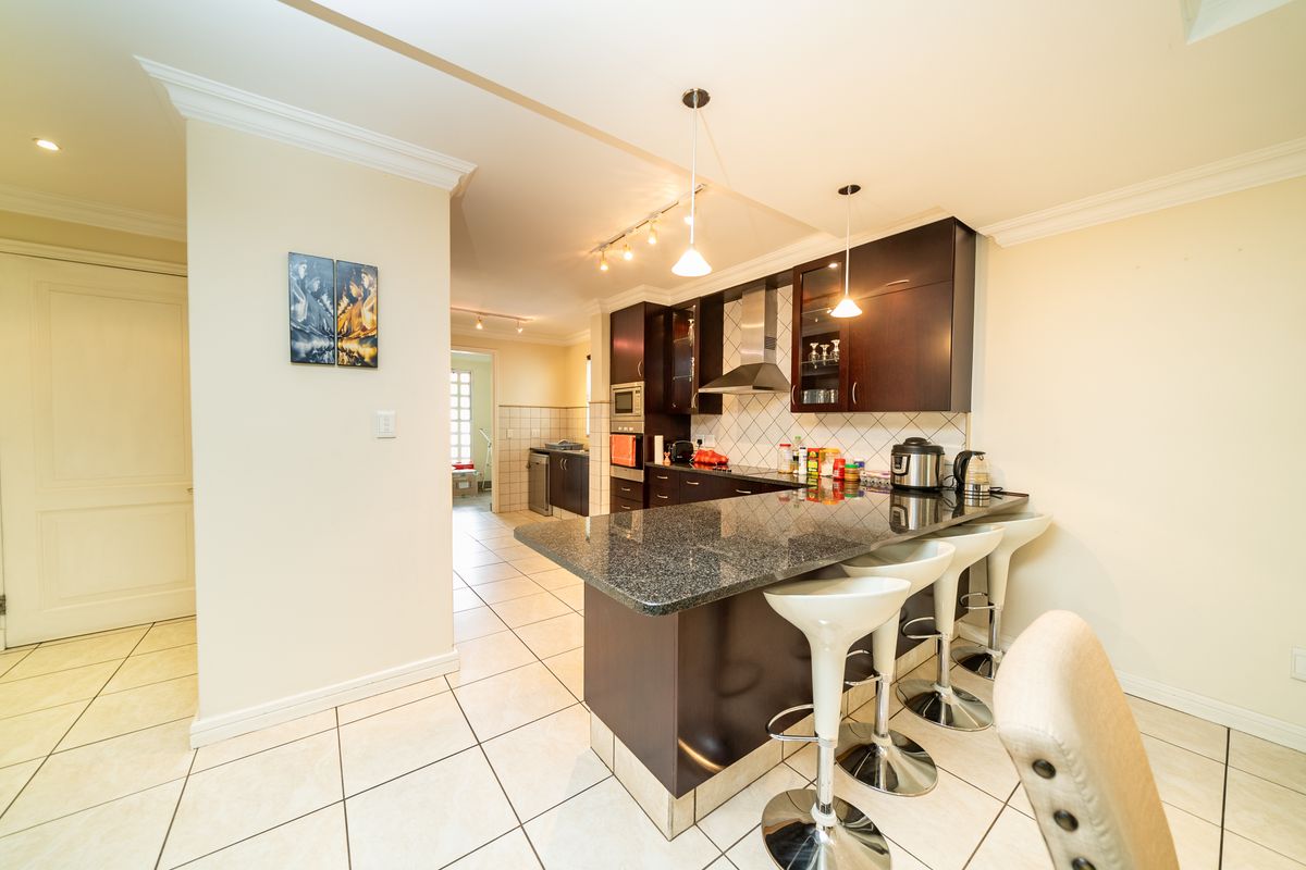 2 BED FURNISHED APARTMENT FOR SALE IN BEDFORDVIEW - Photo 3