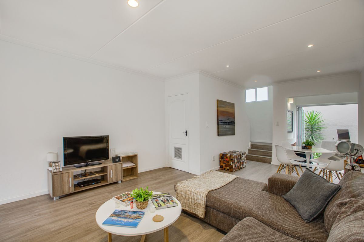 Stylish Two-Bedroom En-Suite Townhouse with Private Garden - Photo 3