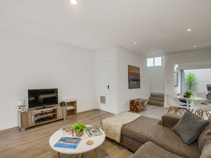 Stylish Two-Bedroom En-Suite Townhouse with Private Garden - Photo 3