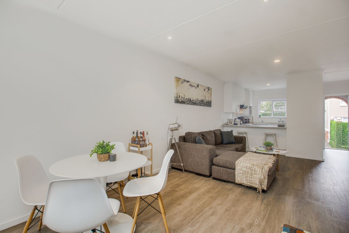 Stylish Two-Bedroom En-Suite Townhouse with Private Garden - Photo 5