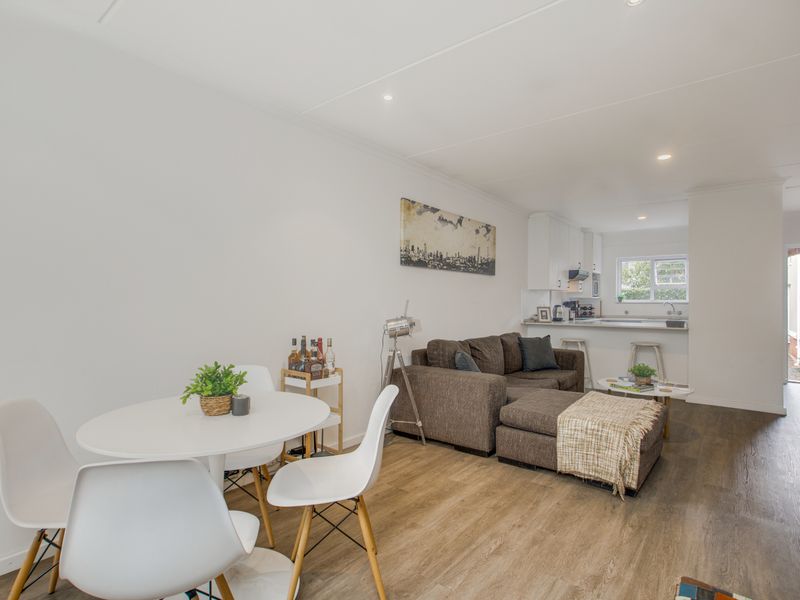 Stylish Two-Bedroom En-Suite Townhouse with Private Garden - Photo 5