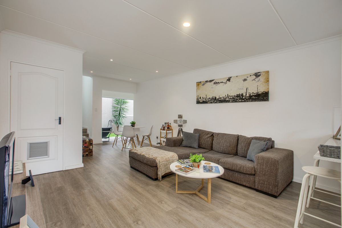 Stylish Two-Bedroom En-Suite Townhouse with Private Garden - Photo 2