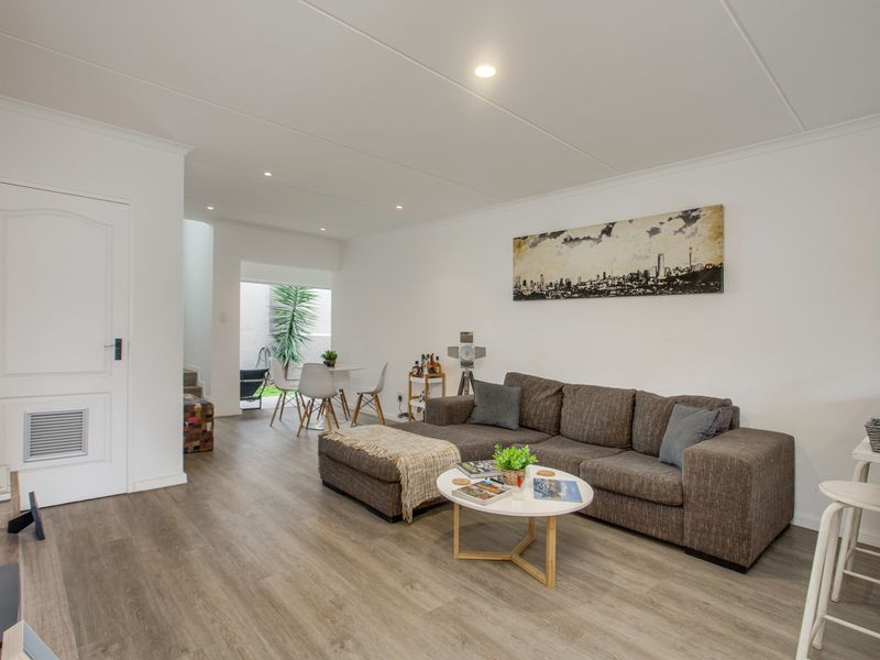 Stylish Two-Bedroom En-Suite Townhouse with Private Garden - Photo 2