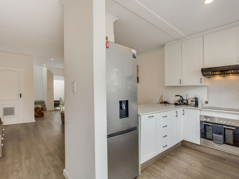 Stylish Two-Bedroom En-Suite Townhouse with Private Garden - Photo 10