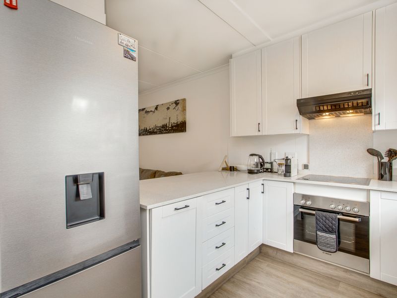 Stylish Two-Bedroom En-Suite Townhouse with Private Garden - Photo 9