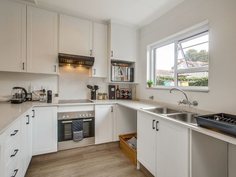 Stylish Two-Bedroom En-Suite Townhouse with Private Garden - Photo 8