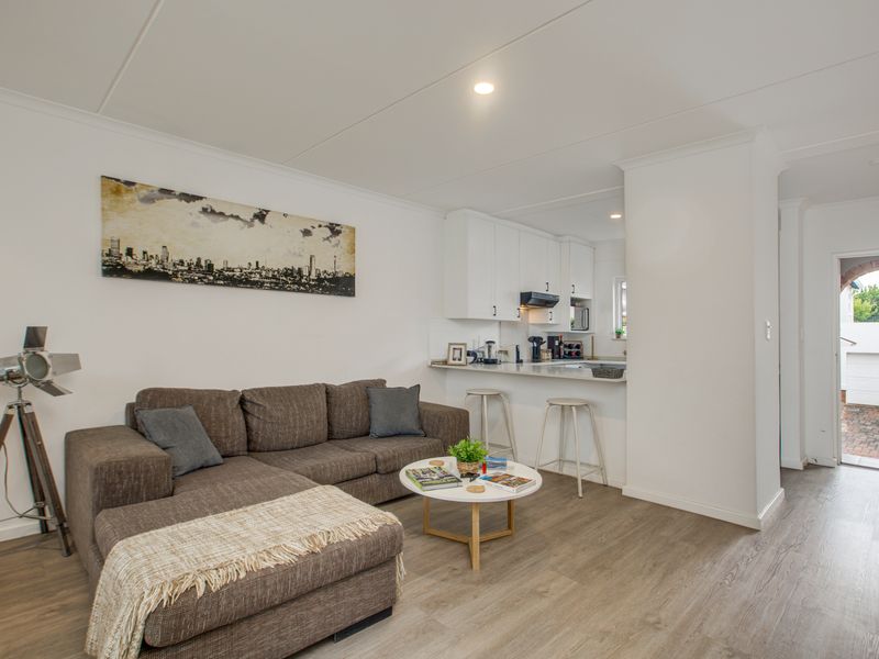 Stylish Two-Bedroom En-Suite Townhouse with Private Garden - Photo 7