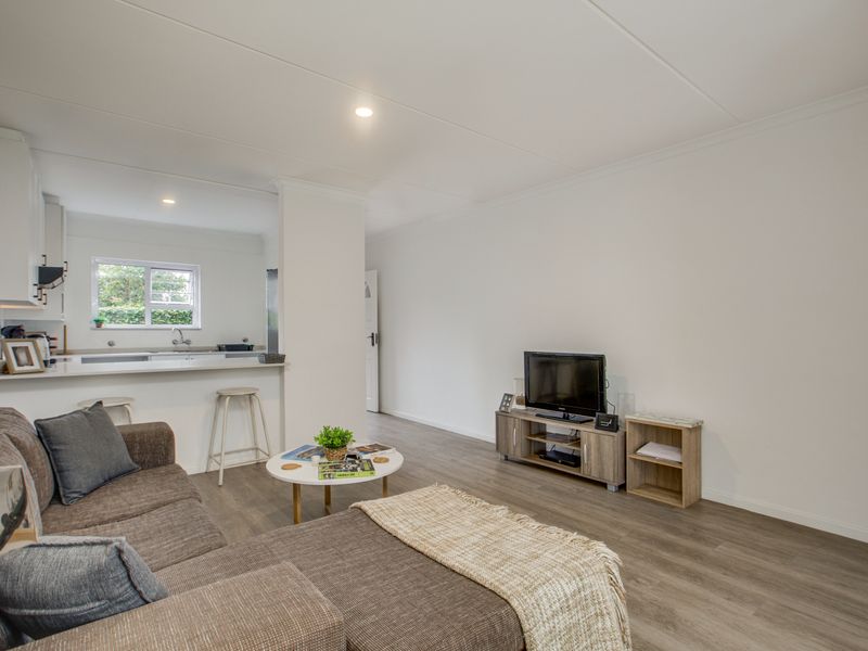 Stylish Two-Bedroom En-Suite Townhouse with Private Garden - Photo 6