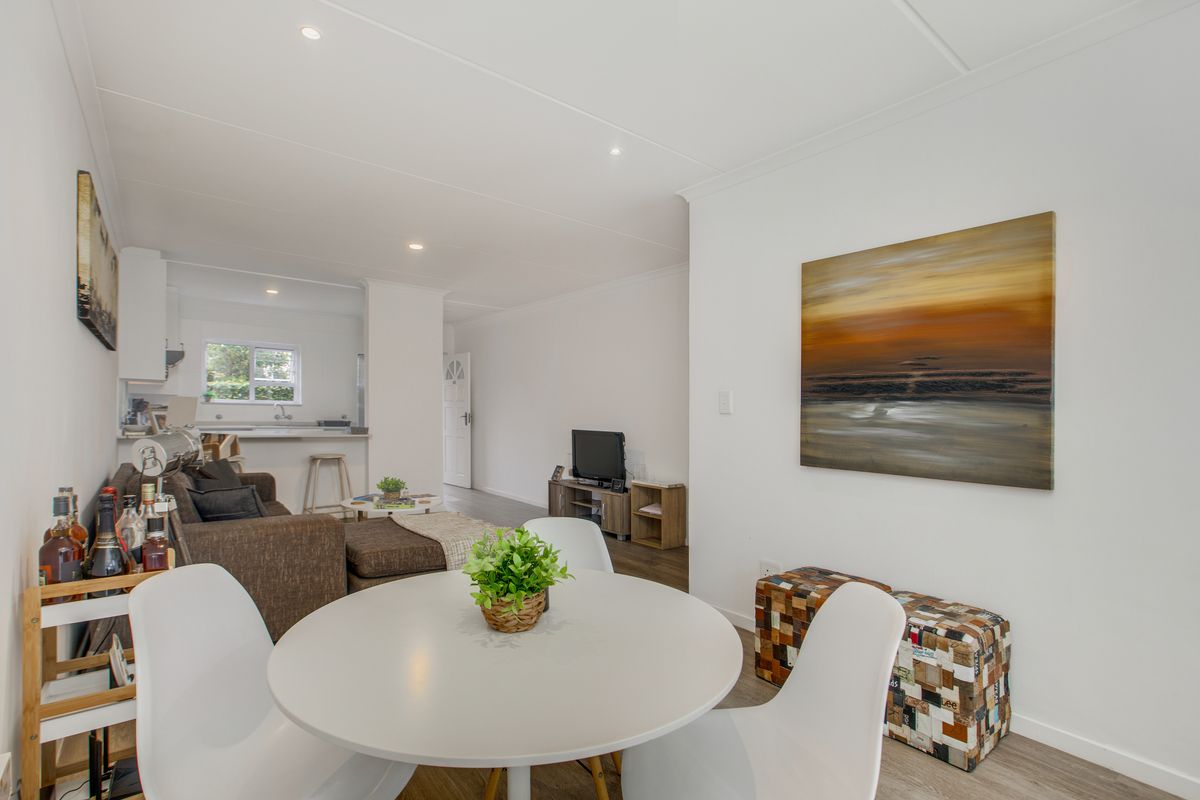 Stylish Two-Bedroom En-Suite Townhouse with Private Garden - Photo 4