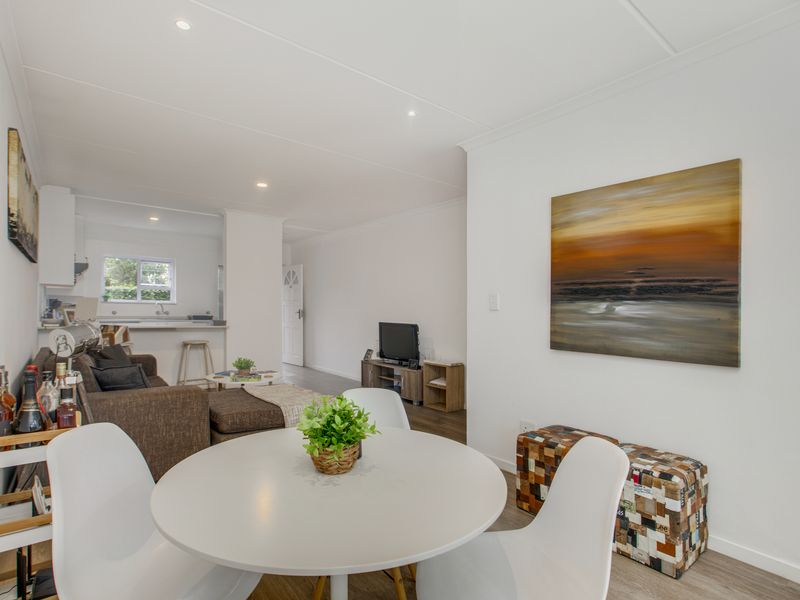 Stylish Two-Bedroom En-Suite Townhouse with Private Garden - Photo 4