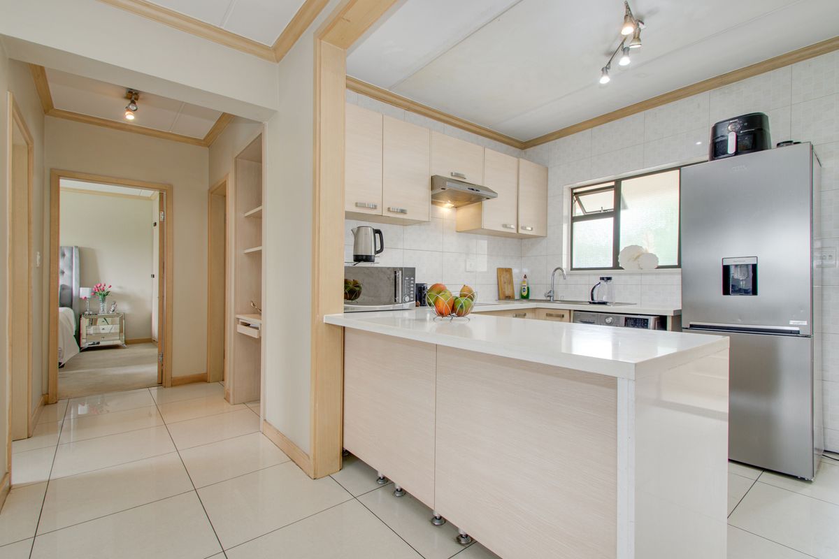 Modern 2-Bedroom Apartment with Beautiful Park Views - Photo 3