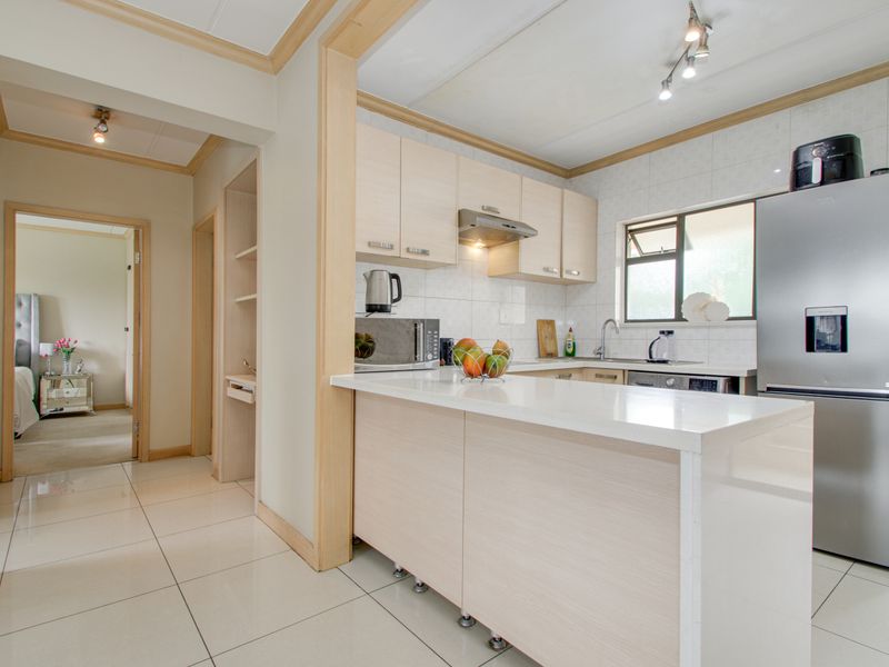 Modern 2-Bedroom Apartment with Beautiful Park Views - Photo 3