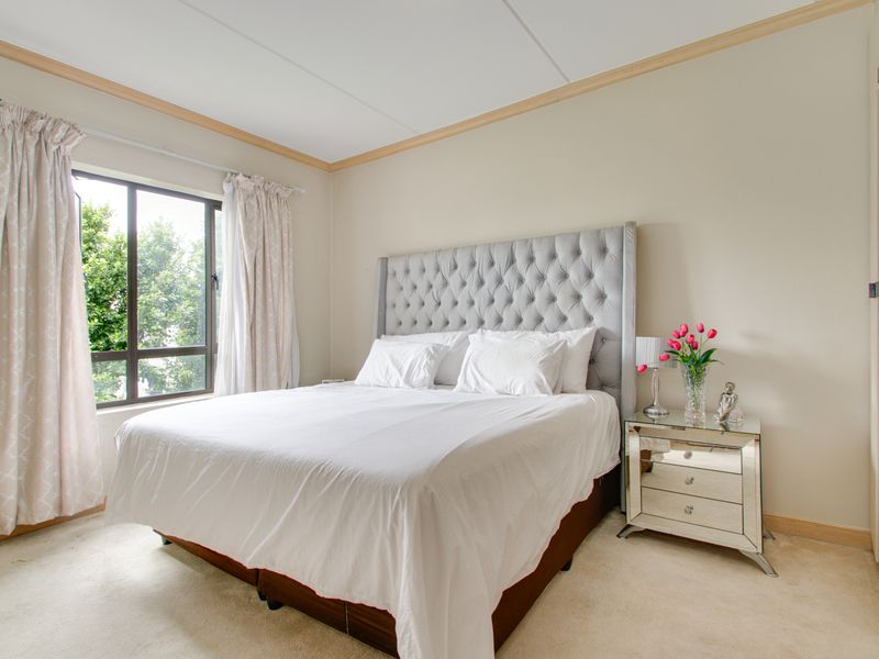 Modern 2-Bedroom Apartment with Beautiful Park Views - Photo 9