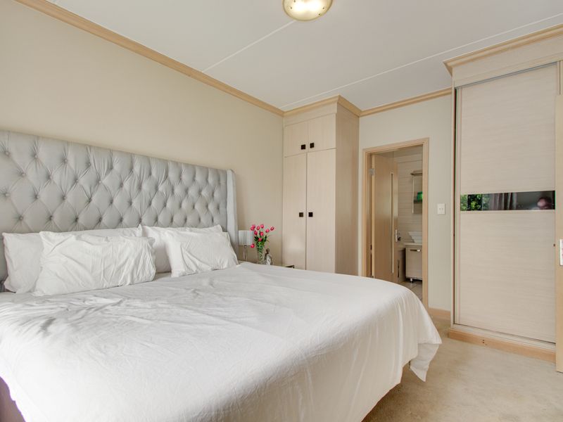 Modern 2-Bedroom Apartment with Beautiful Park Views - Photo 10