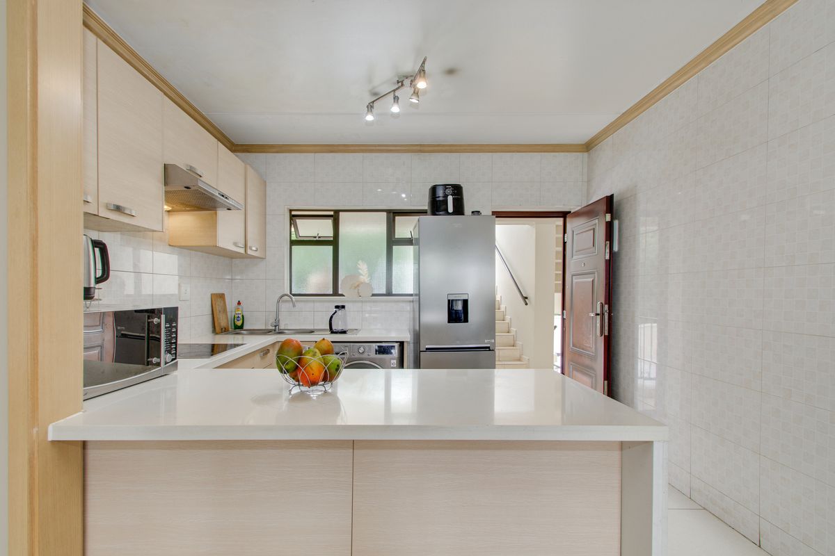 Modern 2-Bedroom Apartment with Beautiful Park Views - Photo 2