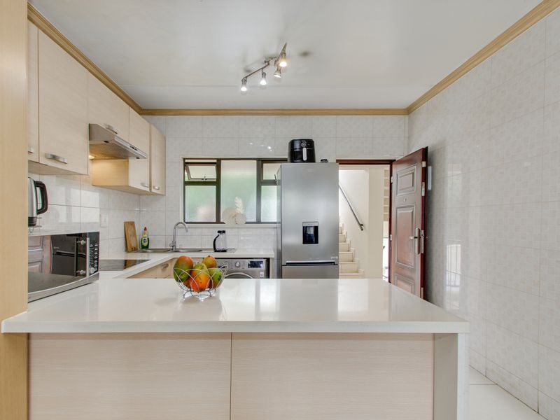 Modern 2-Bedroom Apartment with Beautiful Park Views - Photo 2