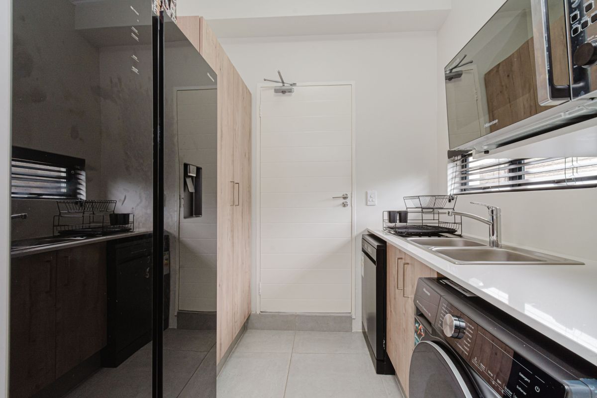 Three Bedroom Ultra Modern Beautiful Home Fully Furnished - Photo 5